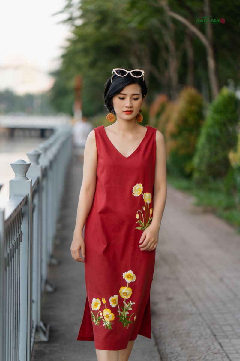 Đầm hè Red Brick thêu Poppy vàng cổ tim