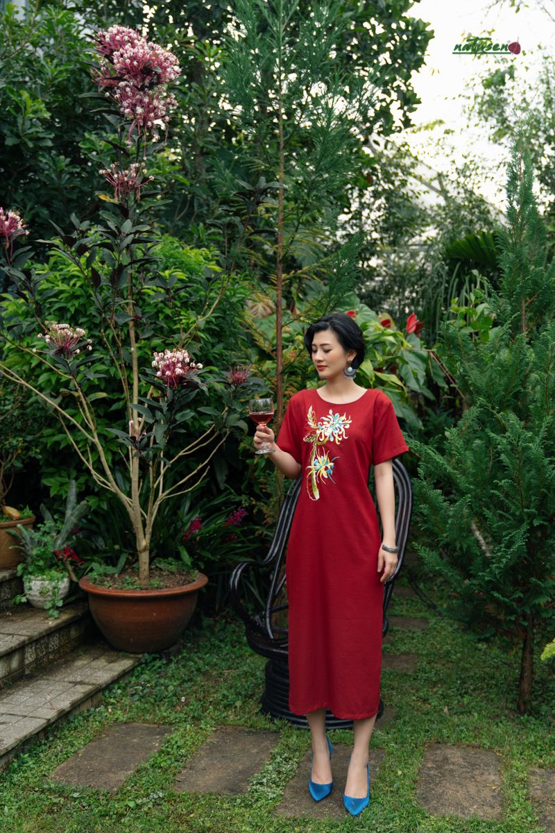 Đầm đỏ Cúc Quỳnh Nhất Tâm thêu tay Tết