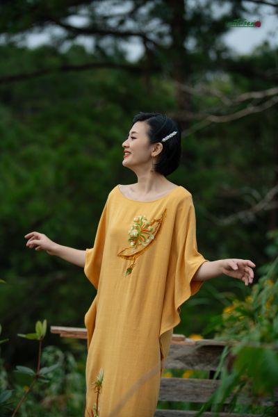  Đầm Mochi  linen bamboo Vàng Mustar thêu tay Cúc Quỳnh 