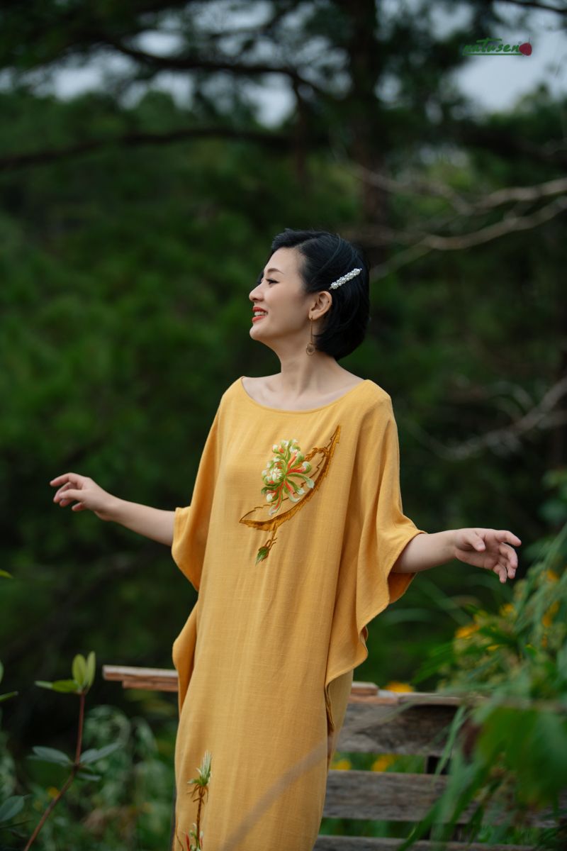 Đầm Mochi linen bamboo Vàng Mustar thêu tay Cúc Quỳnh