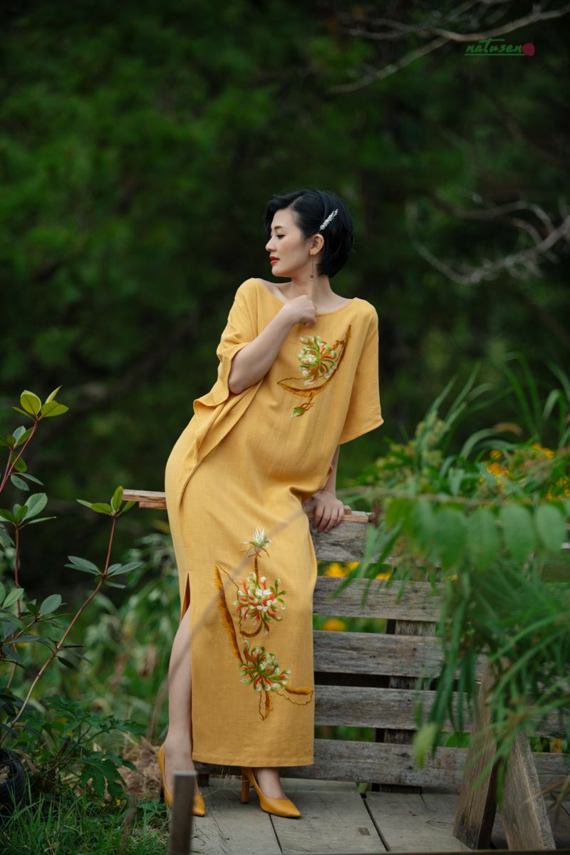 Đầm Mochi linen bamboo Vàng Mustar thêu tay Cúc Quỳnh