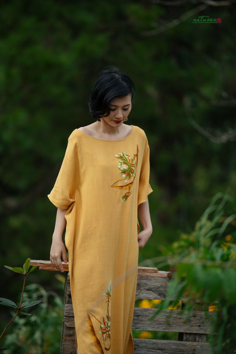 Đầm Mochi linen bamboo Vàng Mustar thêu tay Cúc Quỳnh
