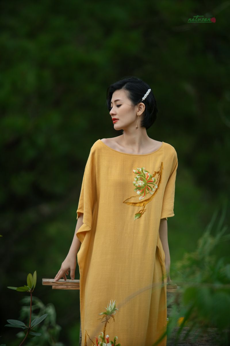 Đầm Mochi linen bamboo Vàng Mustar thêu tay Cúc Quỳnh