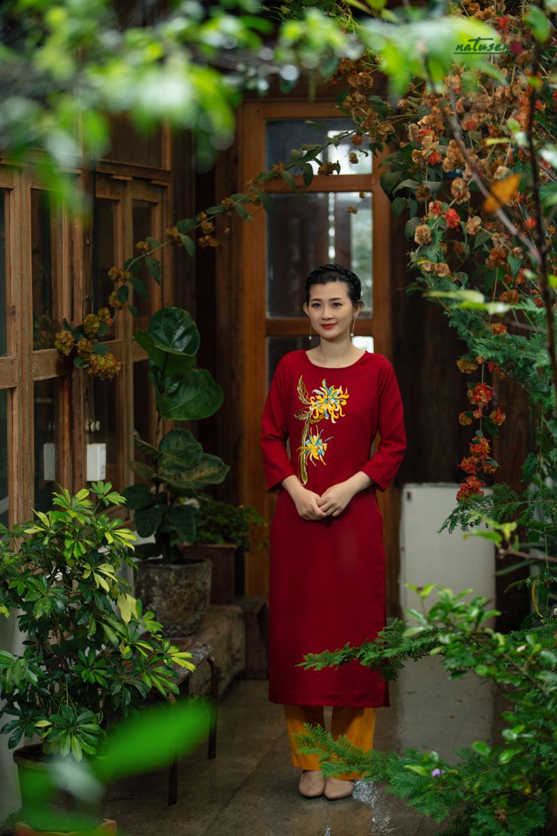 Áo dài cổ thuyền Cúc Quỳnh Đỏ Saigon Retro