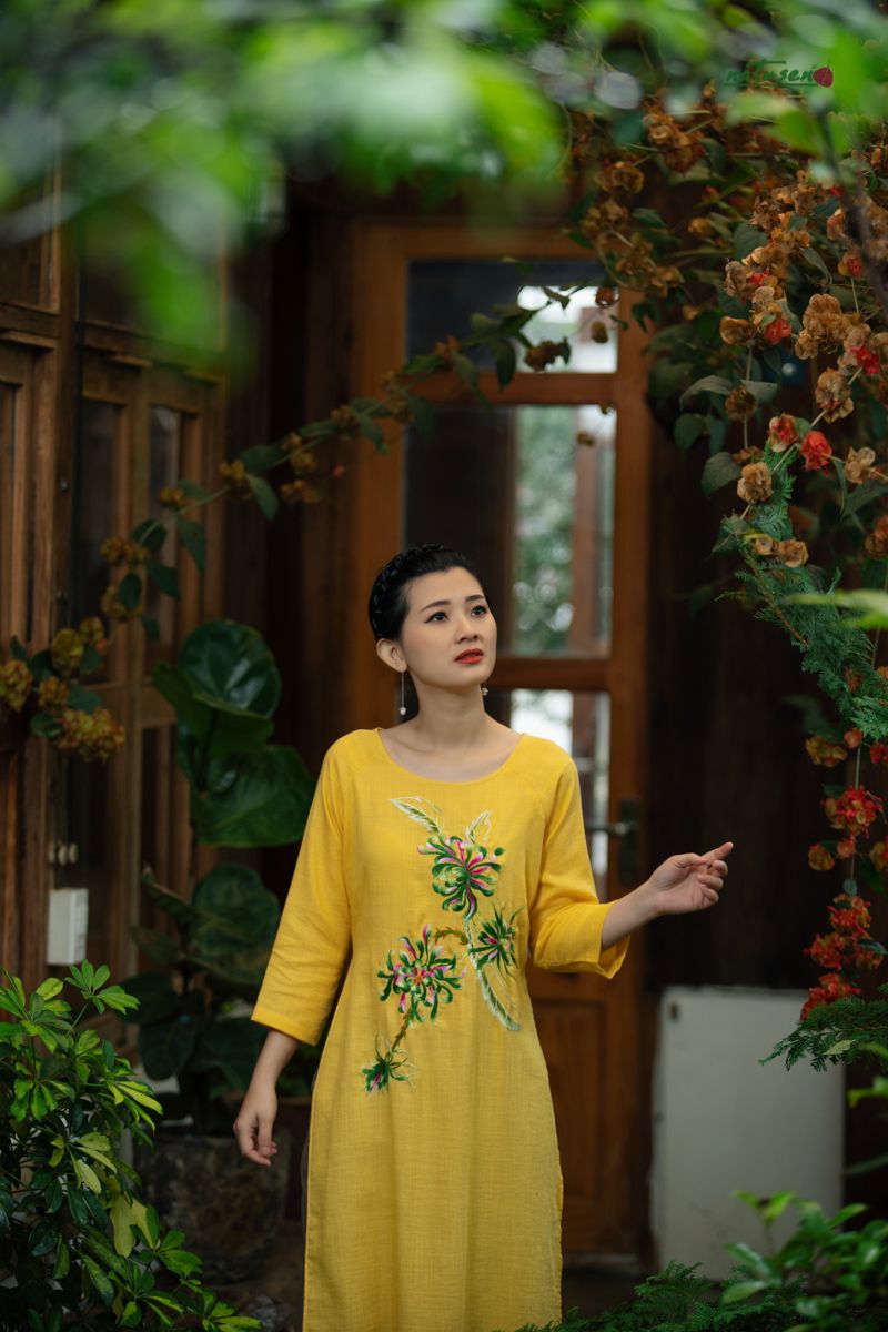 Áo dài cổ thuyền Bà Nhu Cúc Quỳnh Vàng tơ