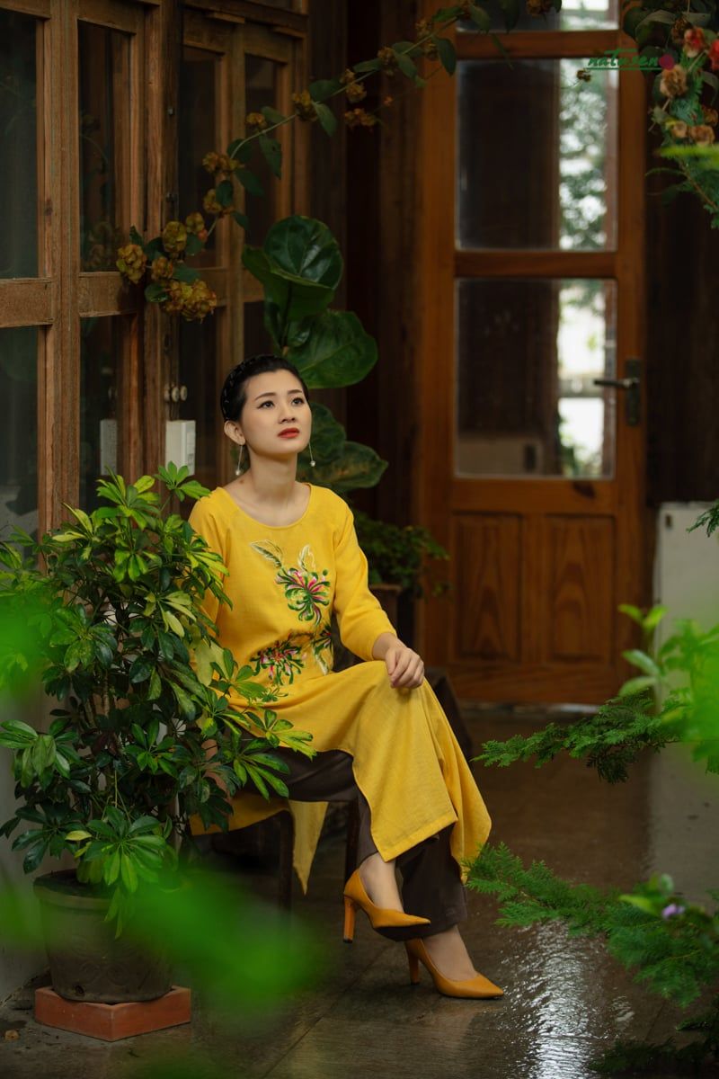 Áo dài cổ thuyền Bà Nhu Cúc Quỳnh Vàng tơ