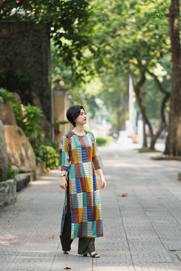 Áo dài form gọn ô vuông vàng cam