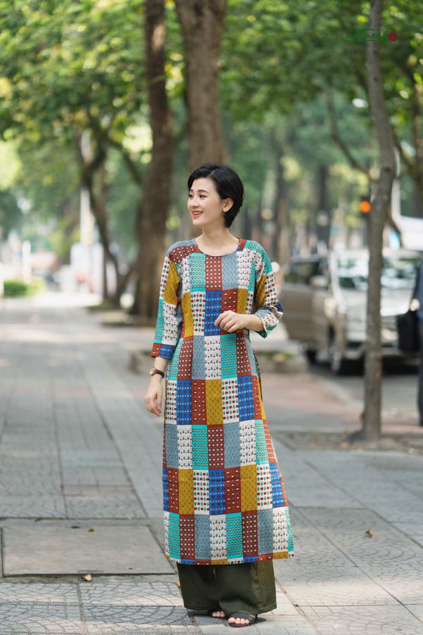 Áo dài form gọn ô vuông vàng cam