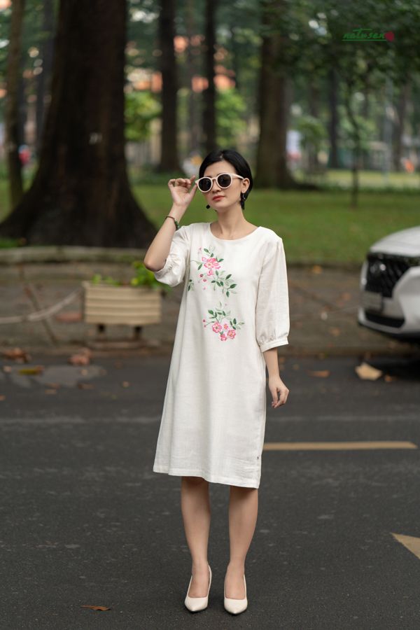 Đầm linen thêu tay Tầm Xuân Kem tay phồng