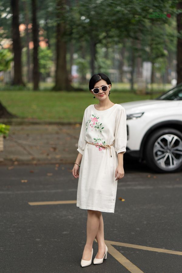 Đầm linen thêu tay Tầm Xuân Kem tay phồng