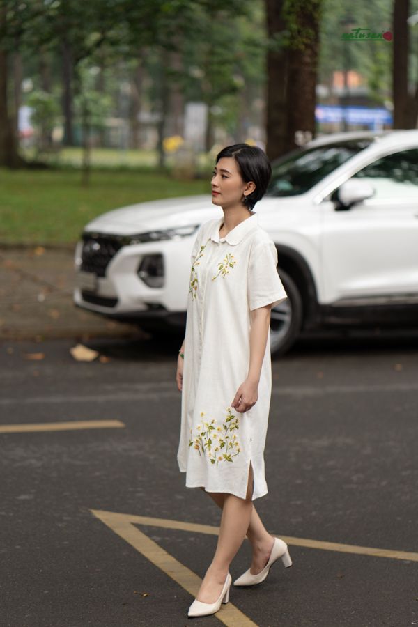 Đầm thêu tay Cỏ Cúc kem linen chemise