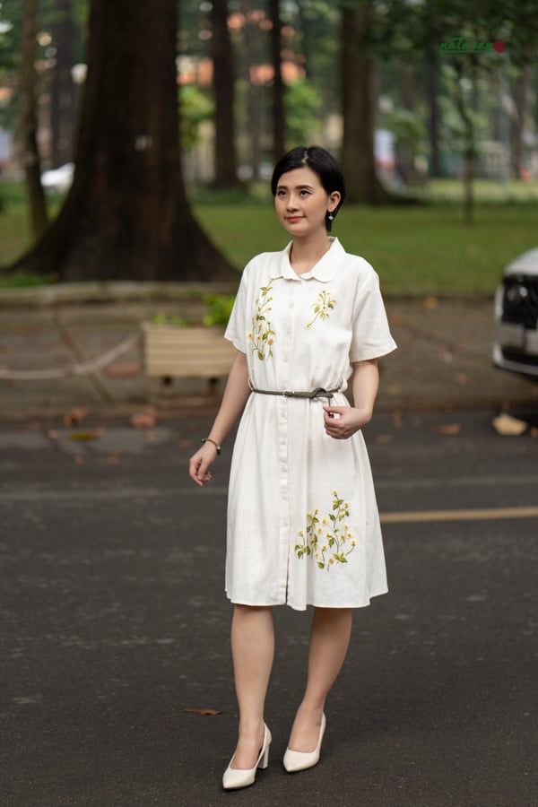 Đầm thêu tay Cỏ Cúc kem linen chemise