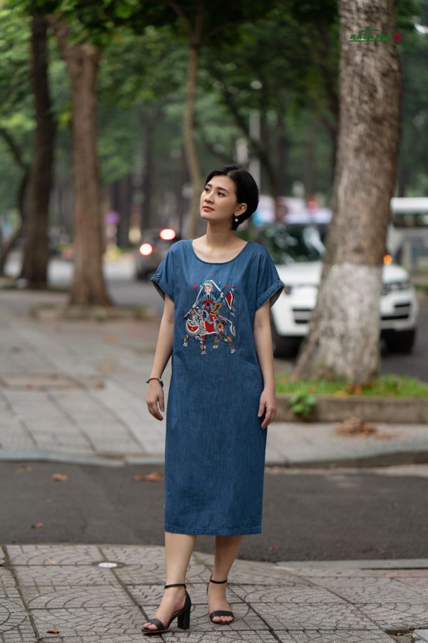 Đầm denim thêu thủ công Bà Triệu