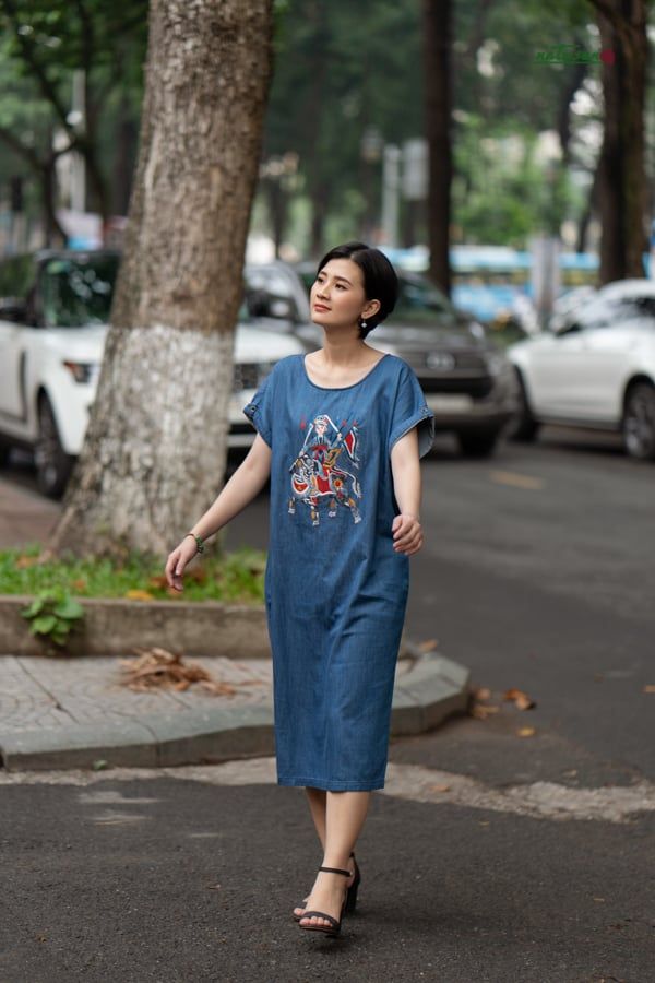 Đầm denim thêu thủ công Bà Triệu