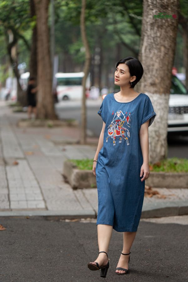 Đầm denim thêu thủ công Bà Triệu