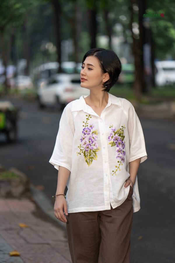 Áo thêu thủ công hoa Bằng Lăng chemise linen trắng kem