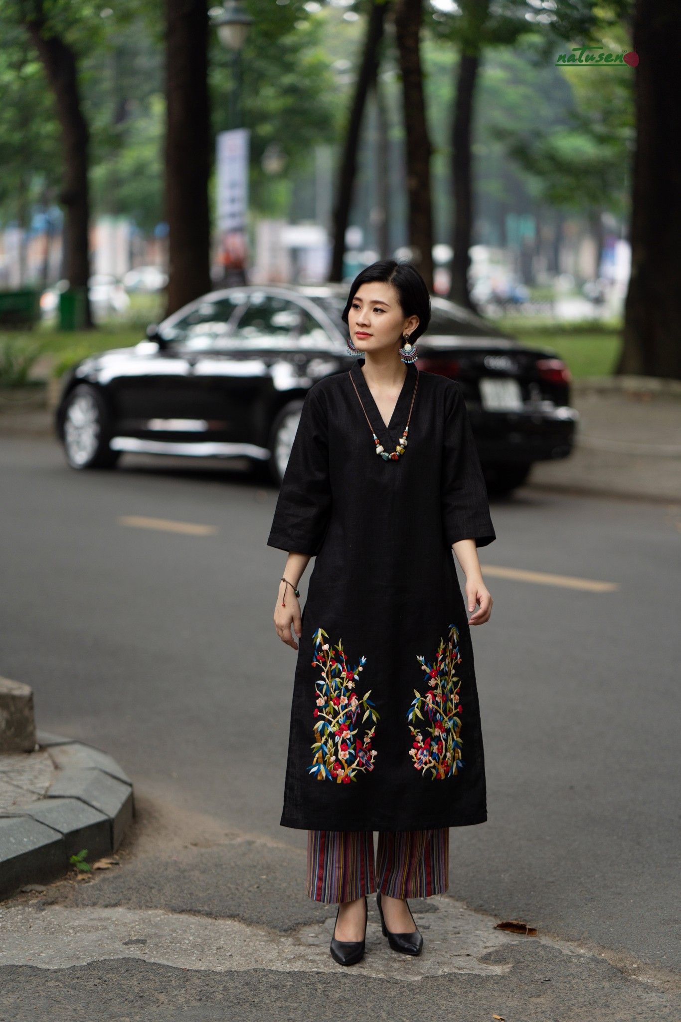 Áo Tunic thêu thủ công Xuân Bình cổ kimono Đen