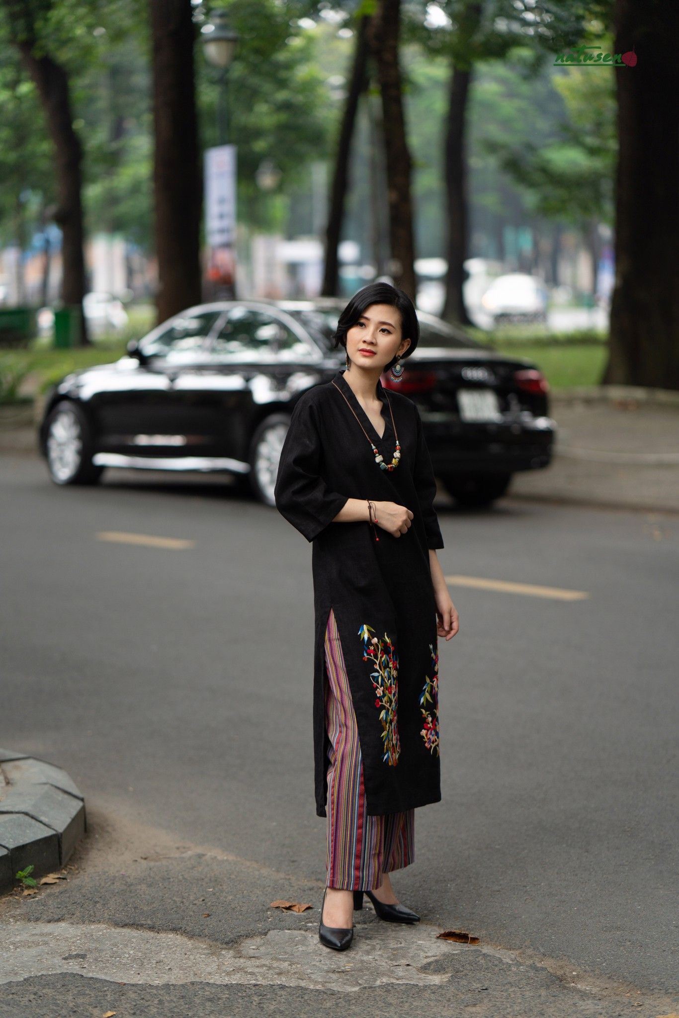 Áo Tunic thêu thủ công Xuân Bình cổ kimono Đen