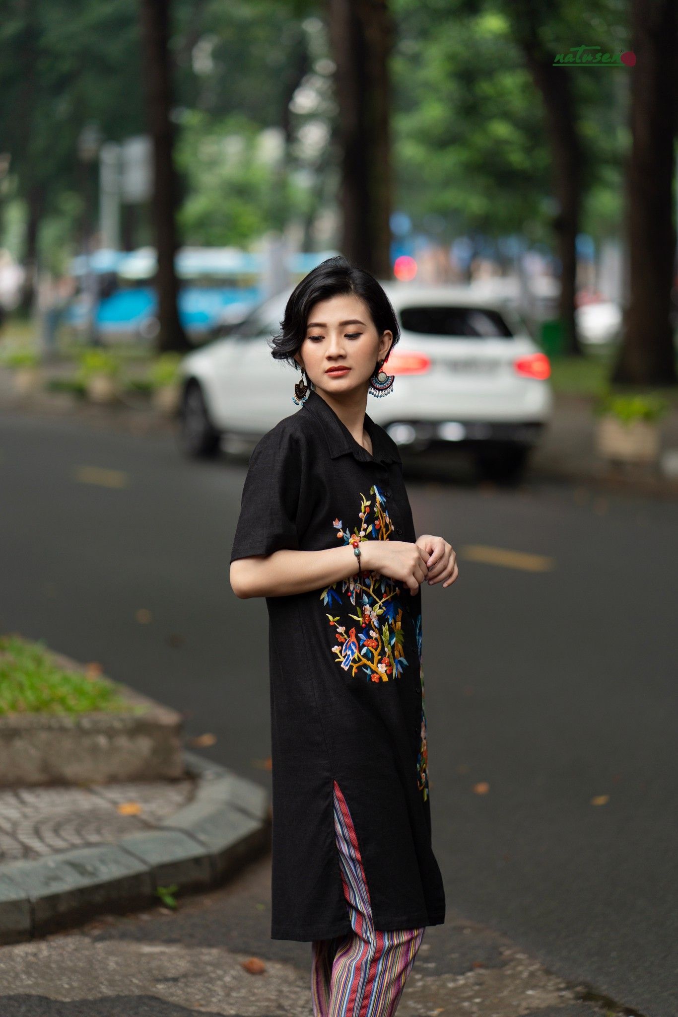 Áo Tunic chemise Đen thêu thủ công Xuân - Thu Bình