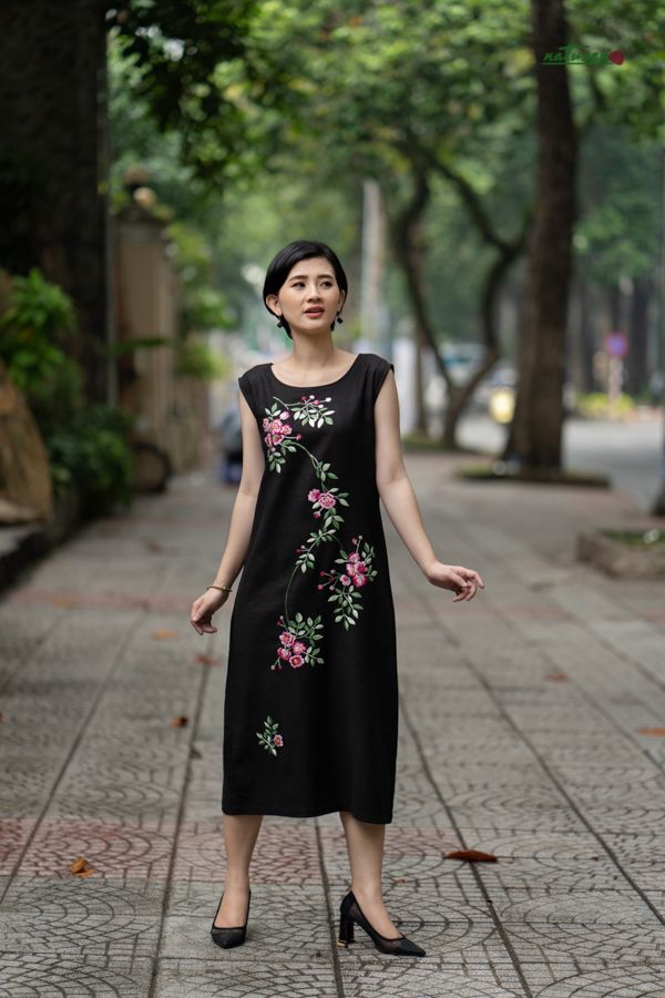 Đầm First Lady thêu thủ công hoa Tầm Xuân