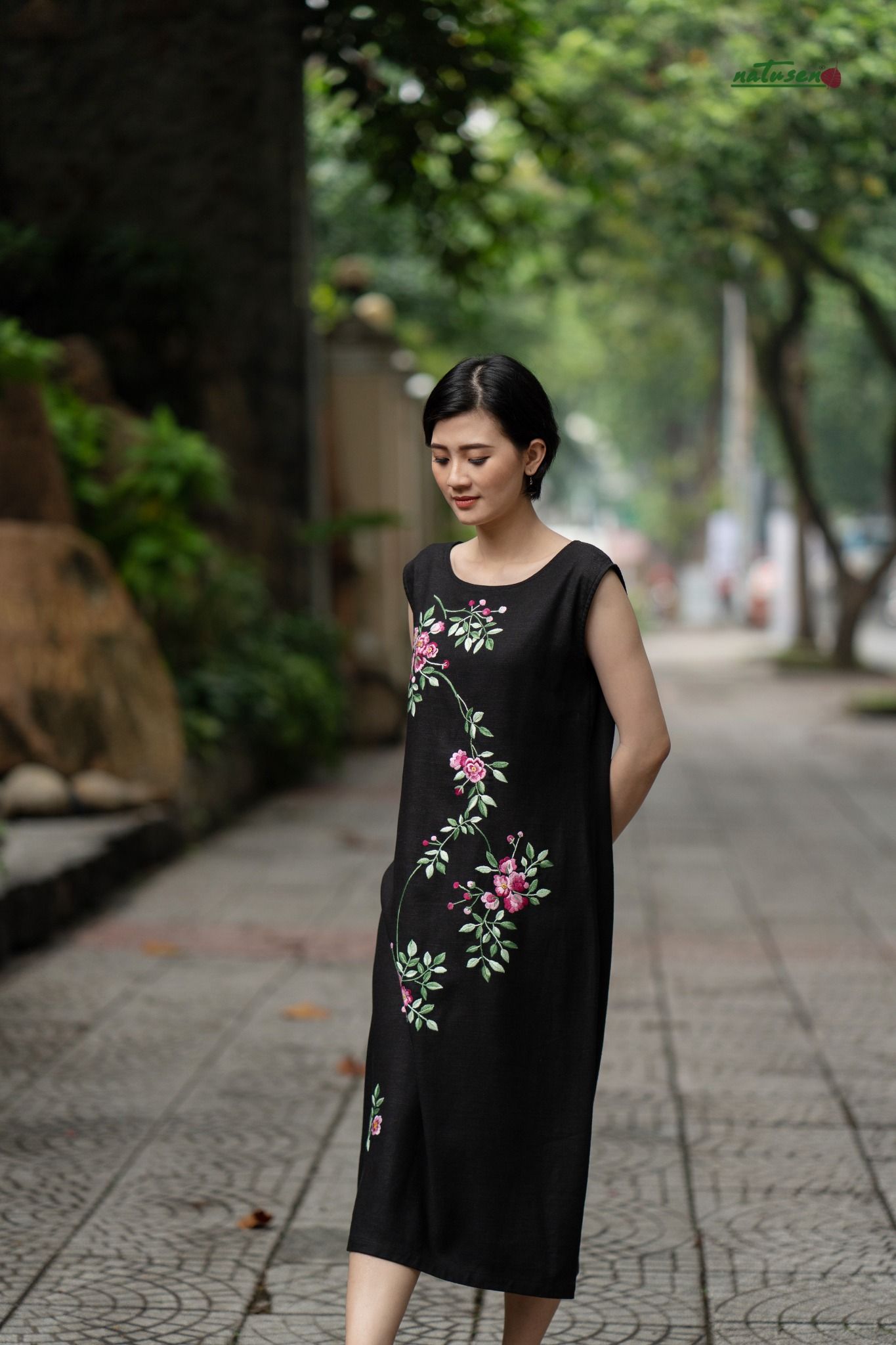 Đầm First Lady thêu thủ công hoa Tầm Xuân