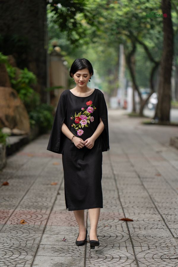 Đầm thêu tay Hồng Florentina suông Đen tay xẻ