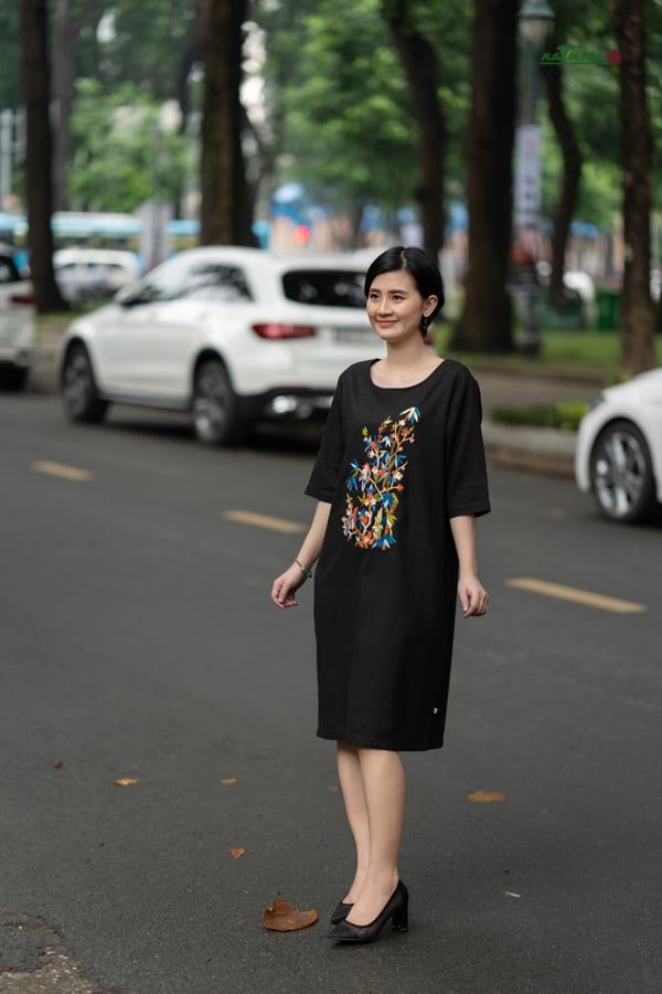 Đầm thêu thủ công Xuân Bình linen đen