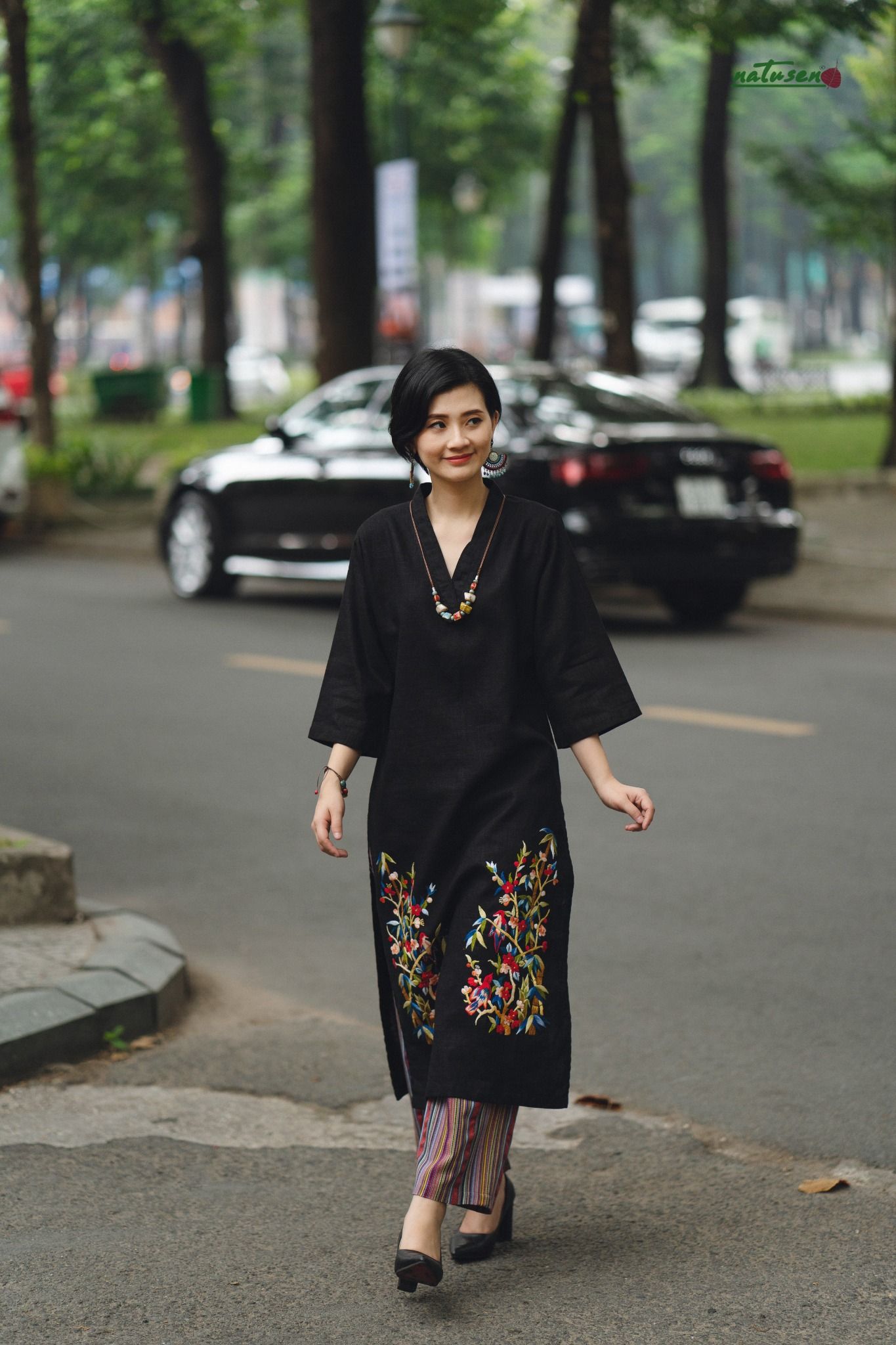 Đầm tunic Quincy Đen thêu tay Đông Hồ Thu Bình