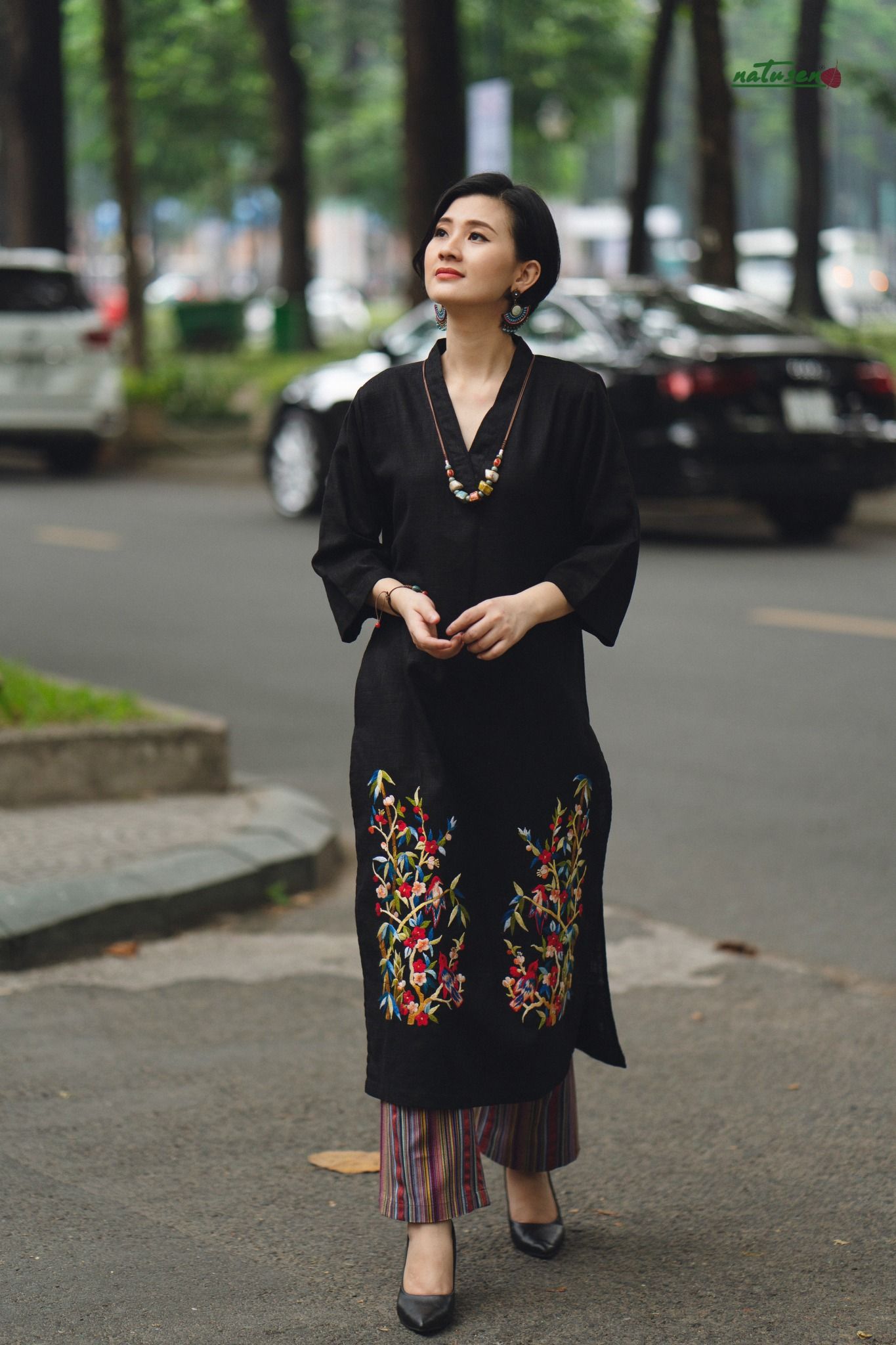 Đầm tunic Quincy Đen thêu tay Đông Hồ Thu Bình