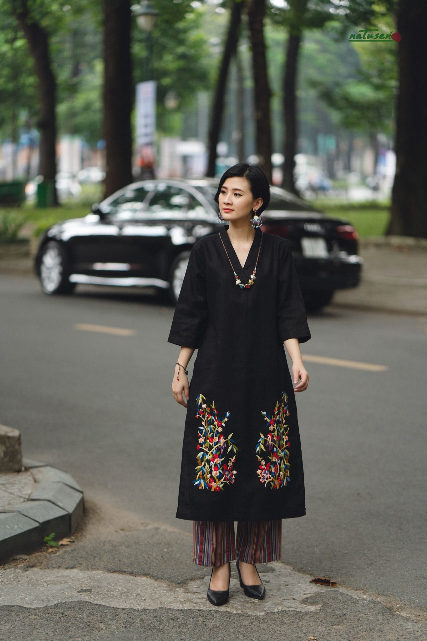 Đầm tunic Quincy Đen thêu tay Đông Hồ Thu Bình
