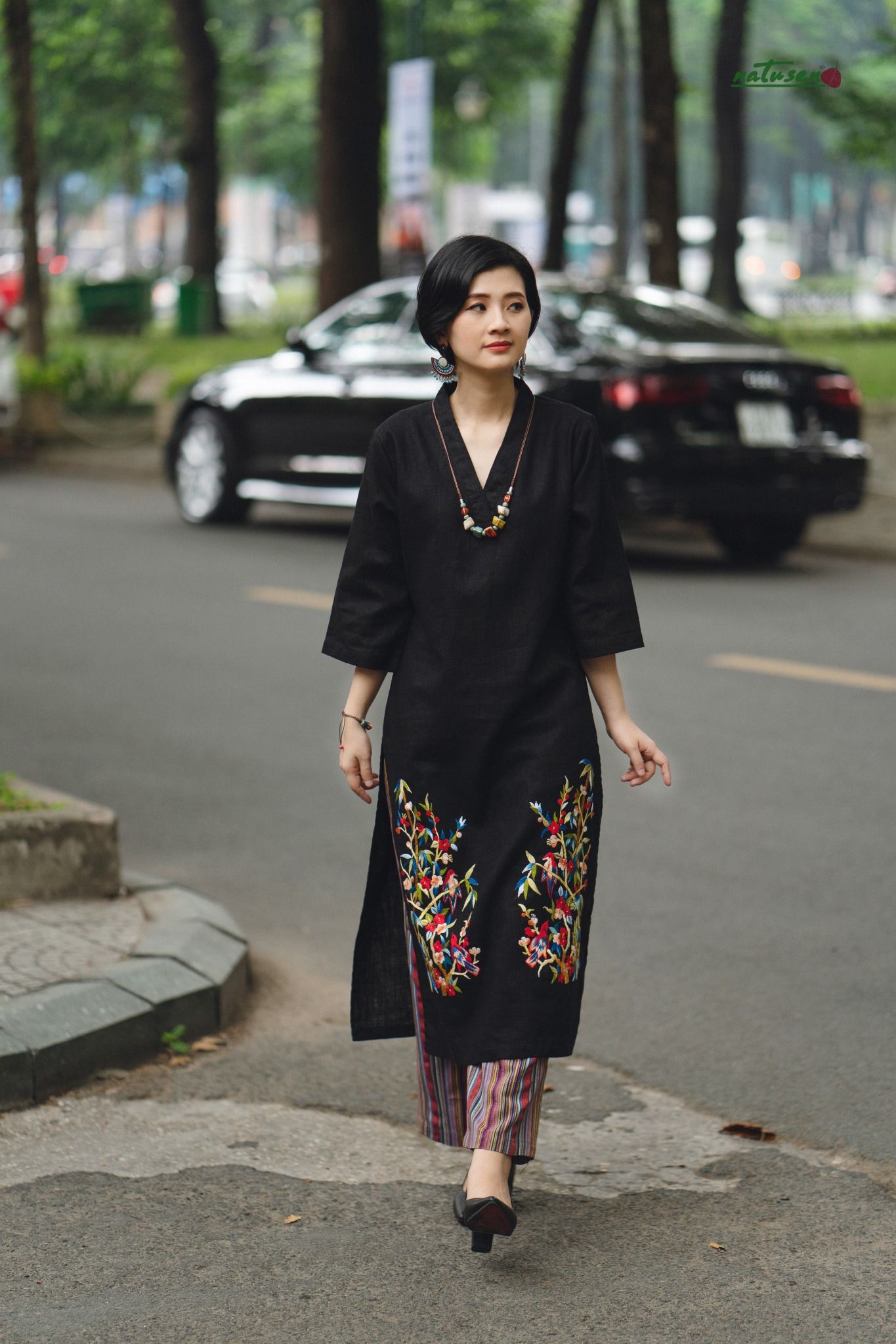 Đầm tunic Quincy Đen thêu tay Đông Hồ Thu Bình