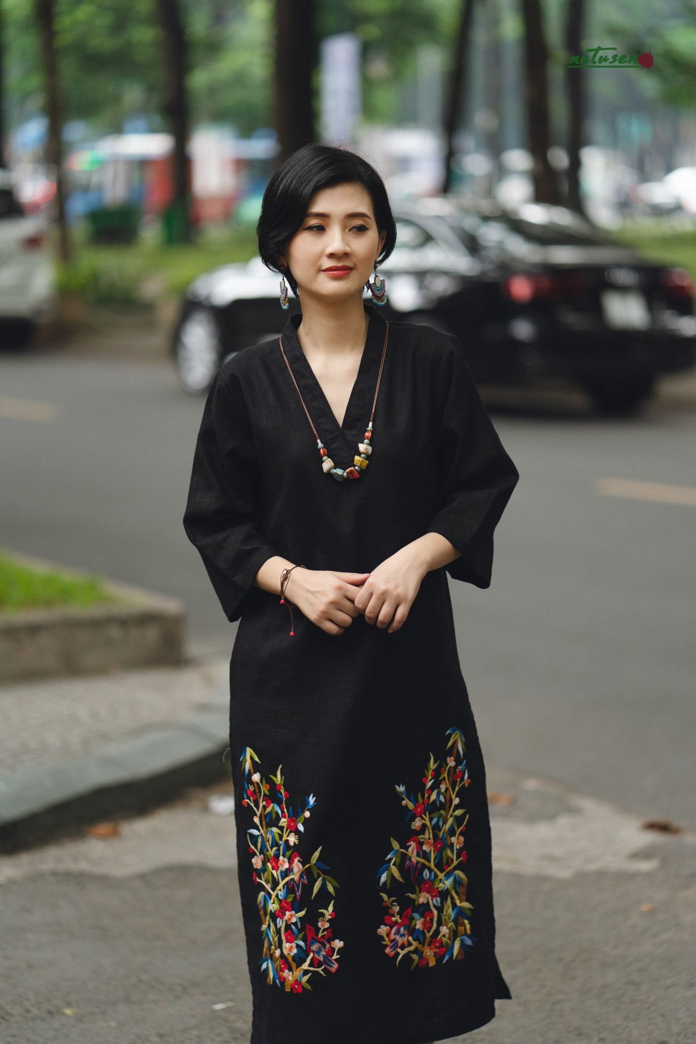 Đầm tunic Quincy Đen thêu tay Đông Hồ Thu Bình