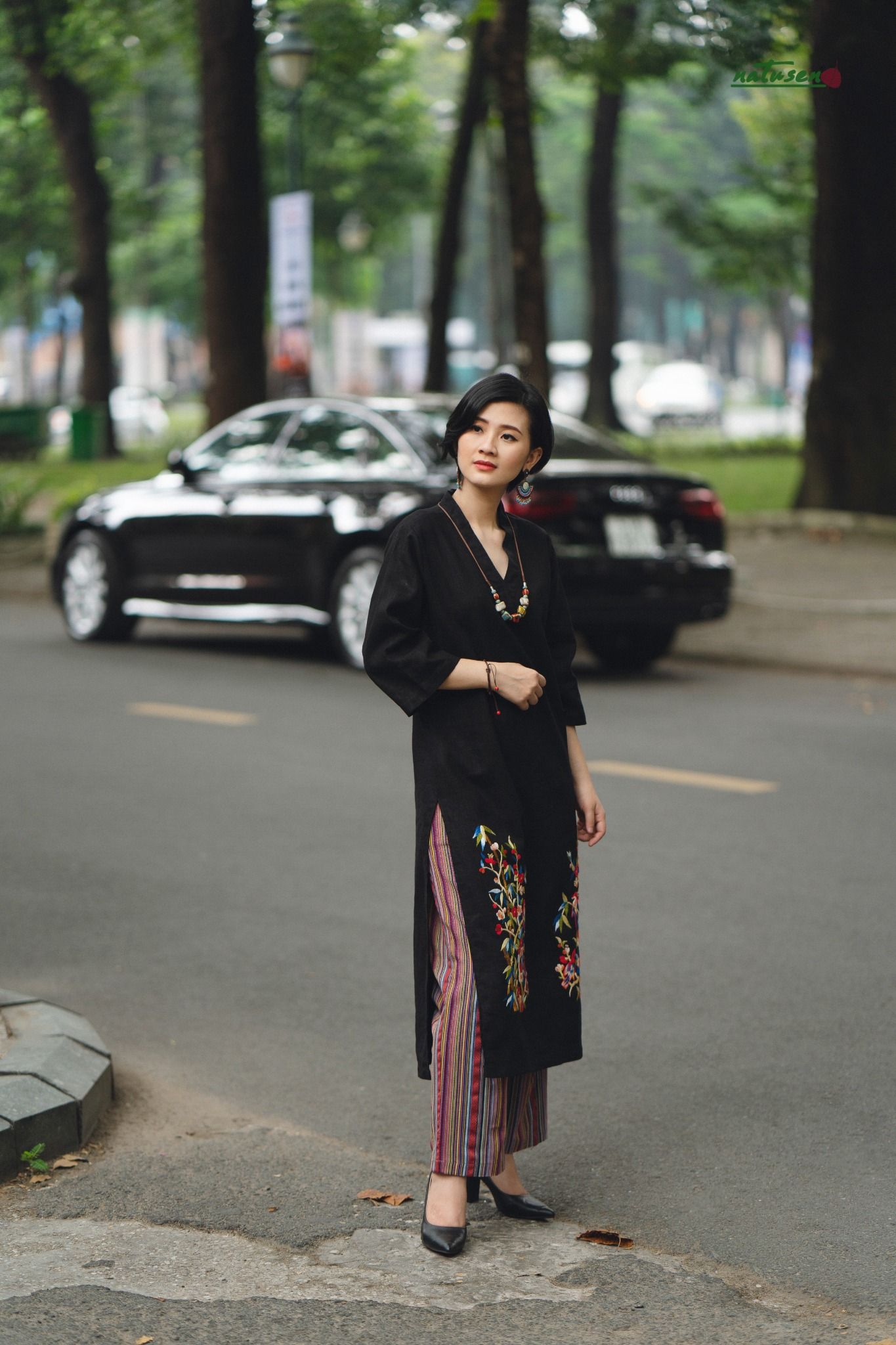 Đầm tunic Quincy Đen thêu tay Đông Hồ Thu Bình