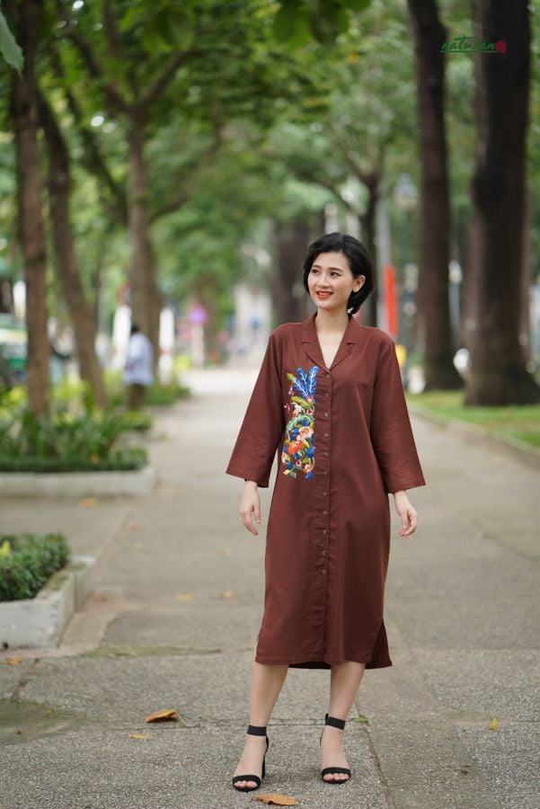 Đầm vest thêu thủ công Thu Bình màu Caramen