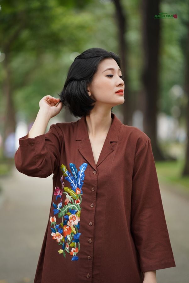 Đầm vest thêu thủ công Thu Bình màu Caramen