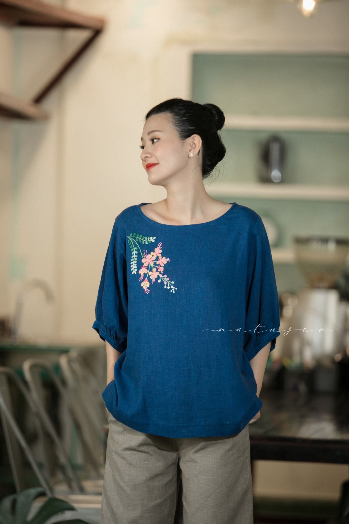 Áo linen xanh bíc thêu tay hoa Phượng Điệp