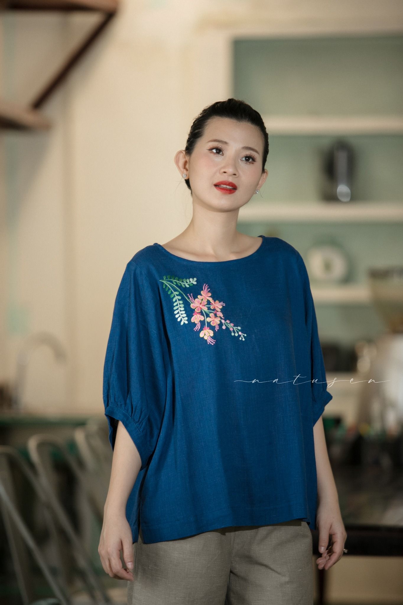 Áo linen xanh bíc thêu tay hoa Phượng Điệp