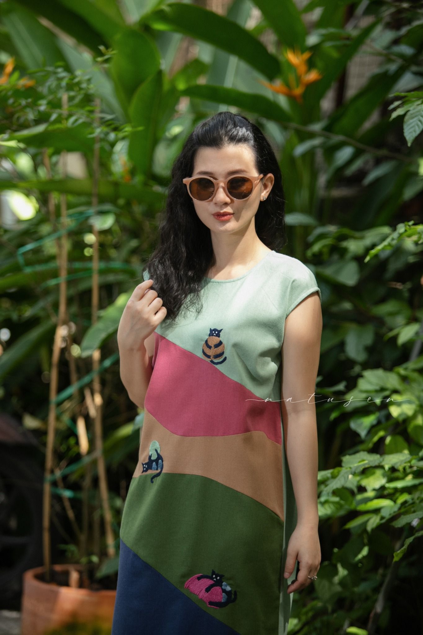 Đầm colorblock linen Pastel thêu tay Mèo cuộn len tay de
