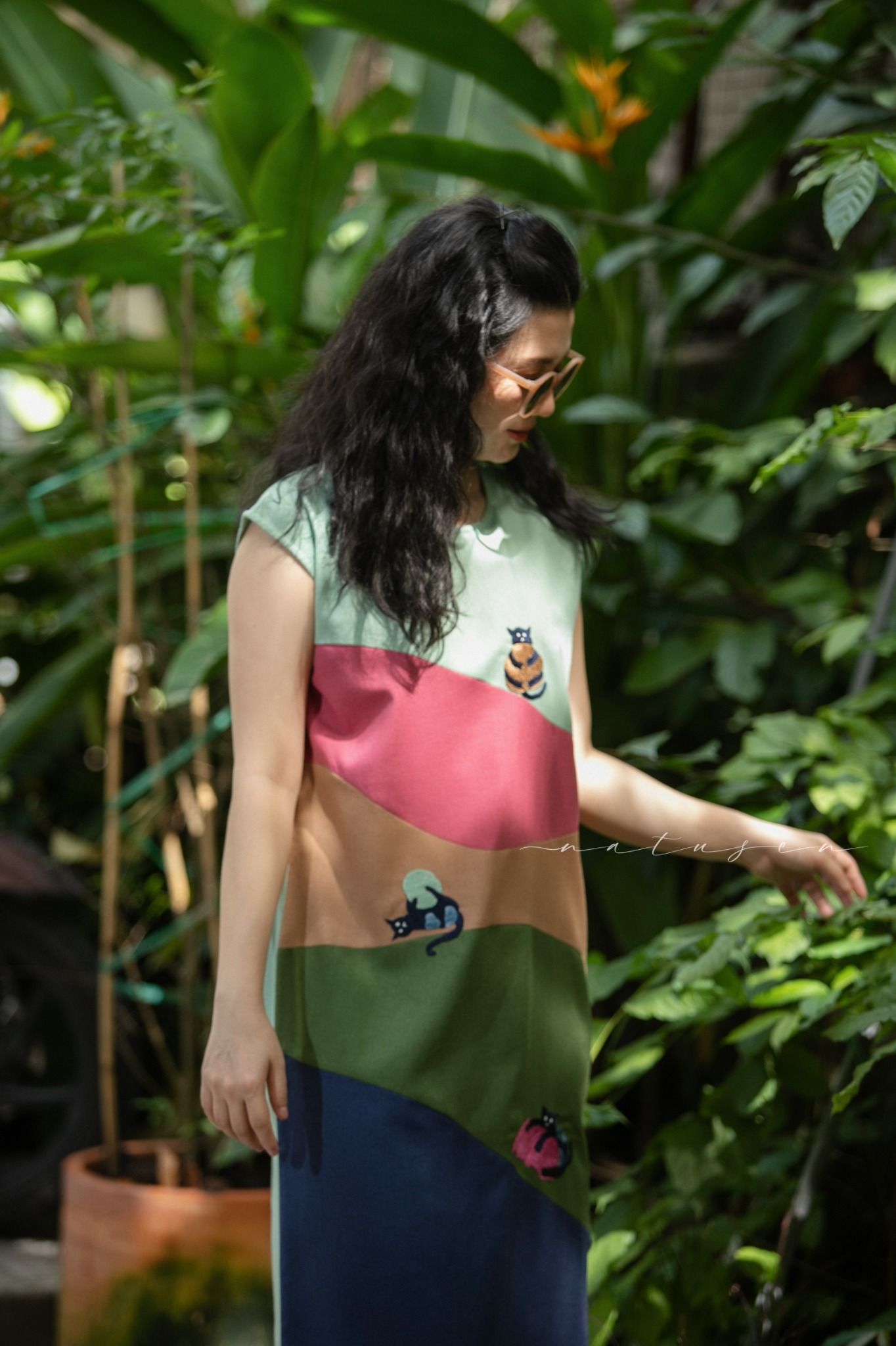 Đầm colorblock linen Pastel thêu tay Mèo cuộn len tay de