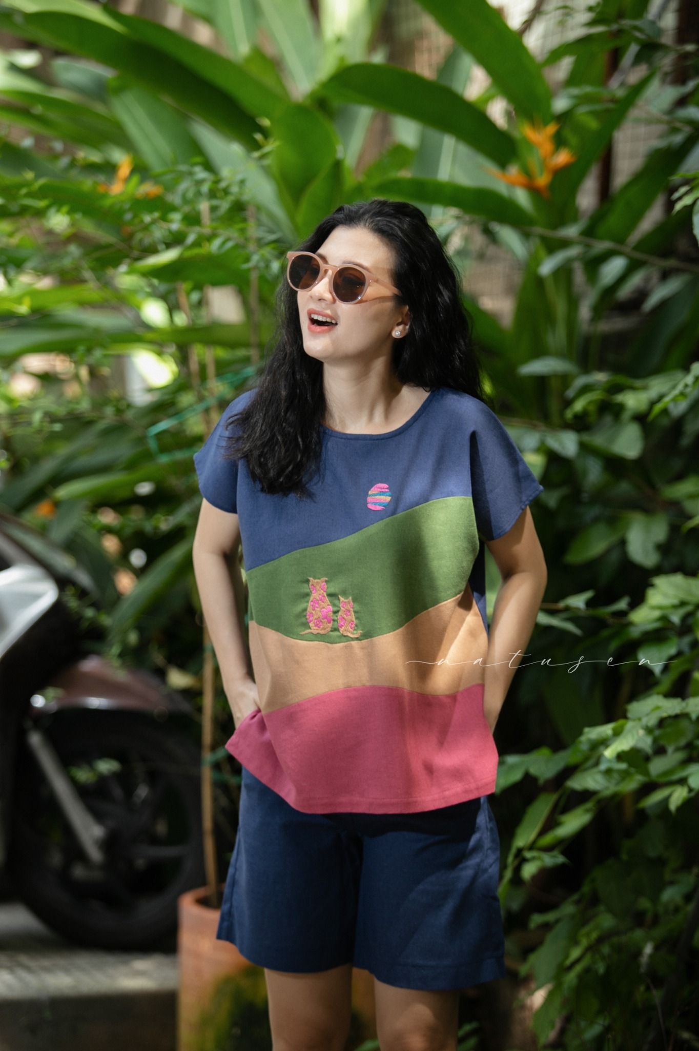 Áo colorblock Pastel thêu tay Mèo cuộn len