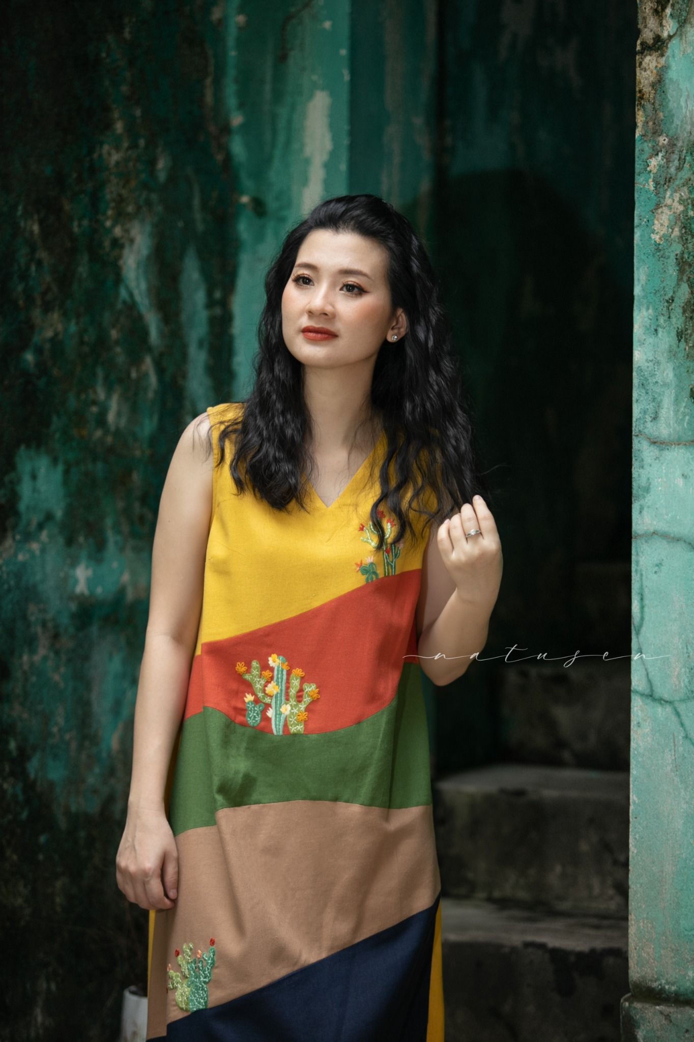 Đầm colorblock linen phối màu SAFARI thêu tay Xương Rồng Mini cổ tim