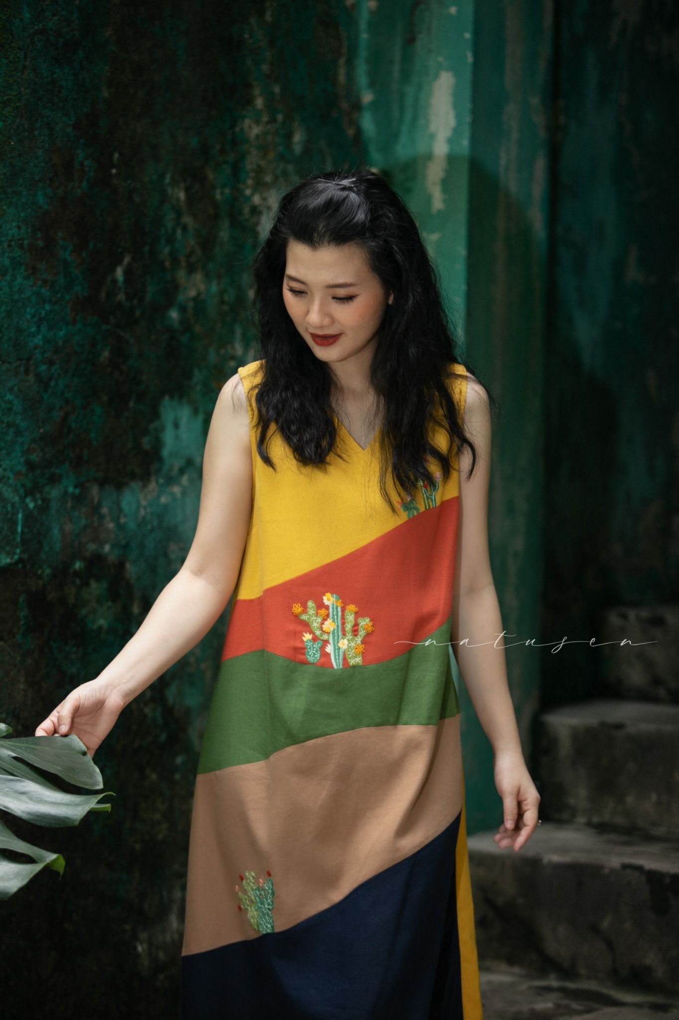 Đầm colorblock linen phối màu SAFARI thêu tay Xương Rồng Mini cổ tim