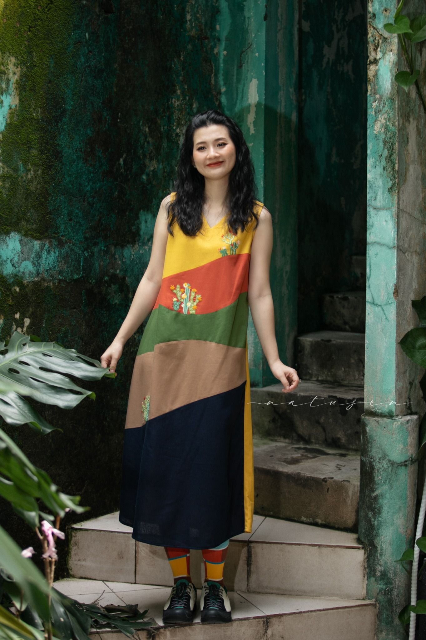 Đầm colorblock linen phối màu SAFARI thêu tay Xương Rồng Mini cổ tim