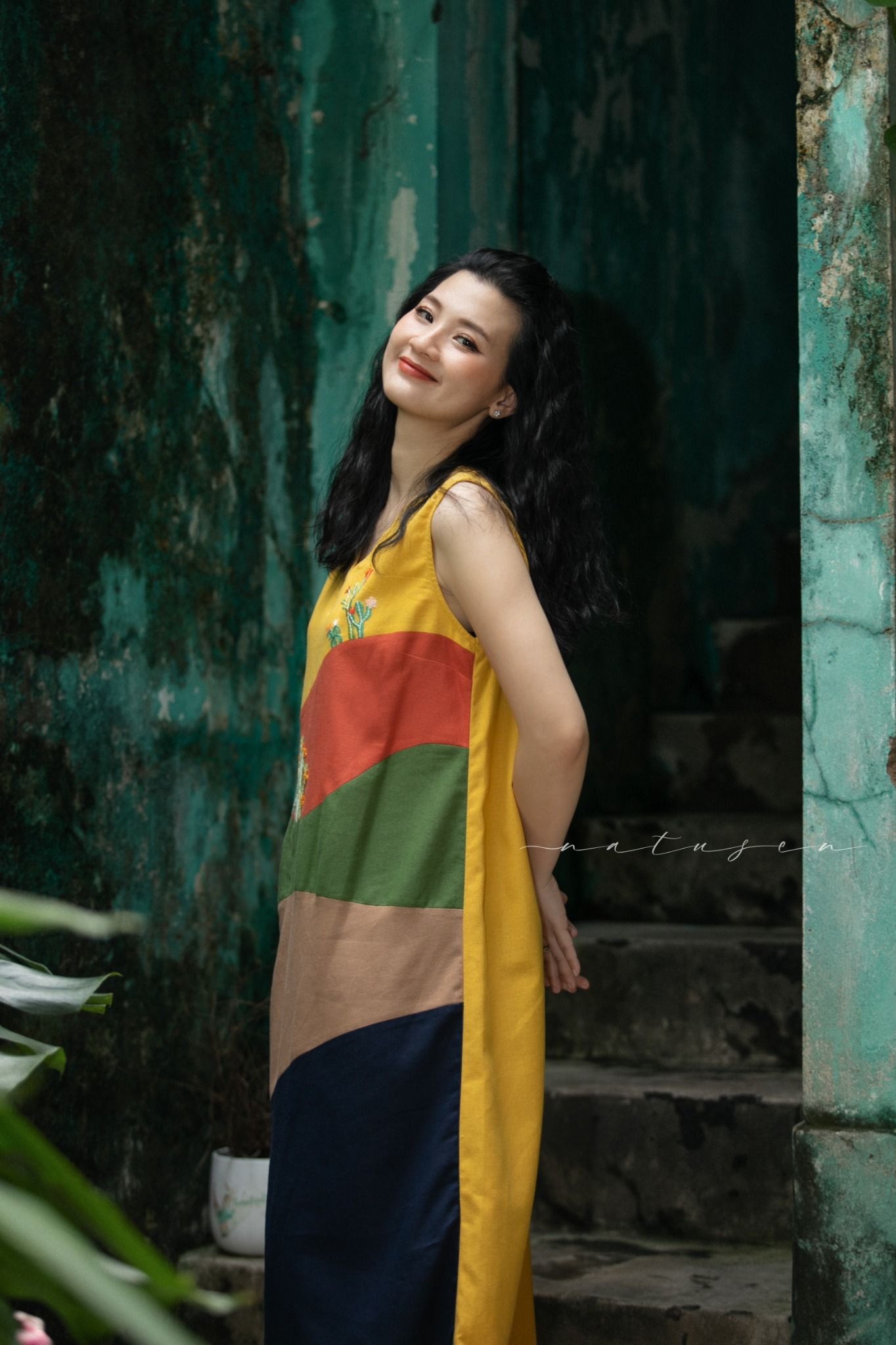 Đầm colorblock linen phối màu SAFARI thêu tay Xương Rồng Mini cổ tim