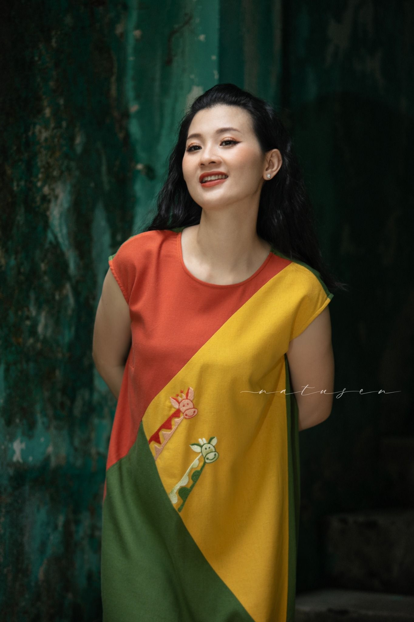 Đầm ColorBlock Safari thêu tay Hươu Đôi tay de