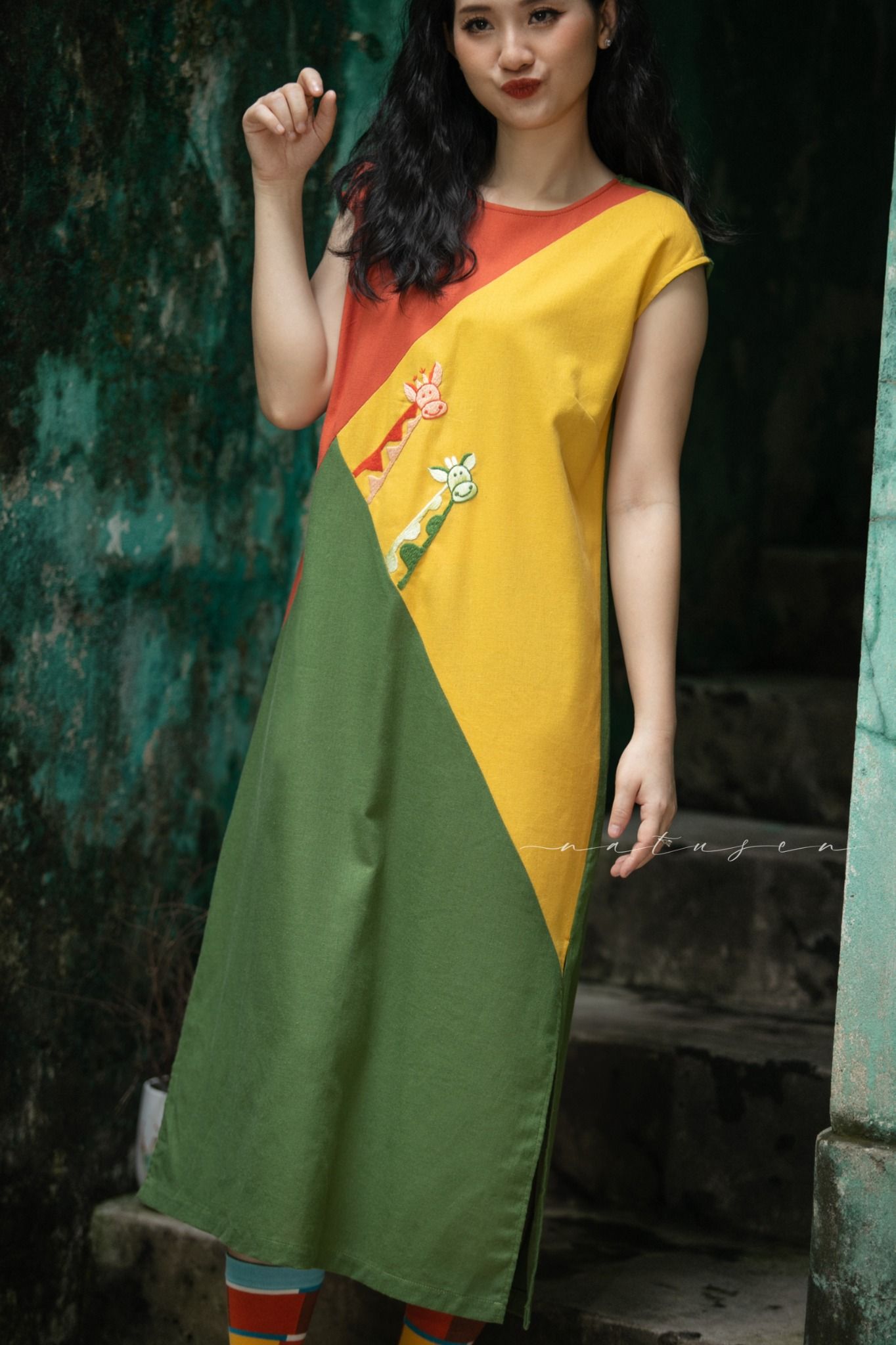 Đầm ColorBlock Safari thêu tay Hươu Đôi tay de
