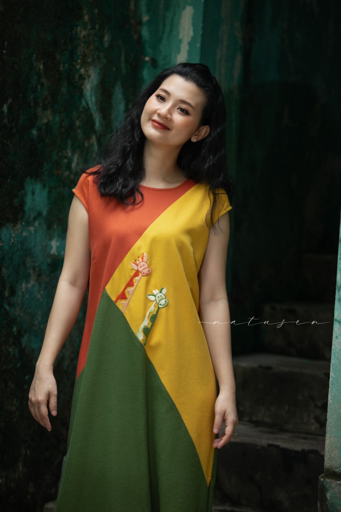 Đầm ColorBlock Safari thêu tay Hươu Đôi tay de