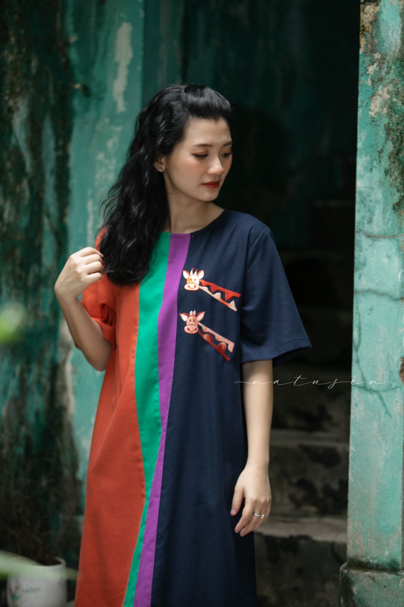 Đầm ColorBlock Safari thêu tay Hươu Đôi tay ngắn phối dọc