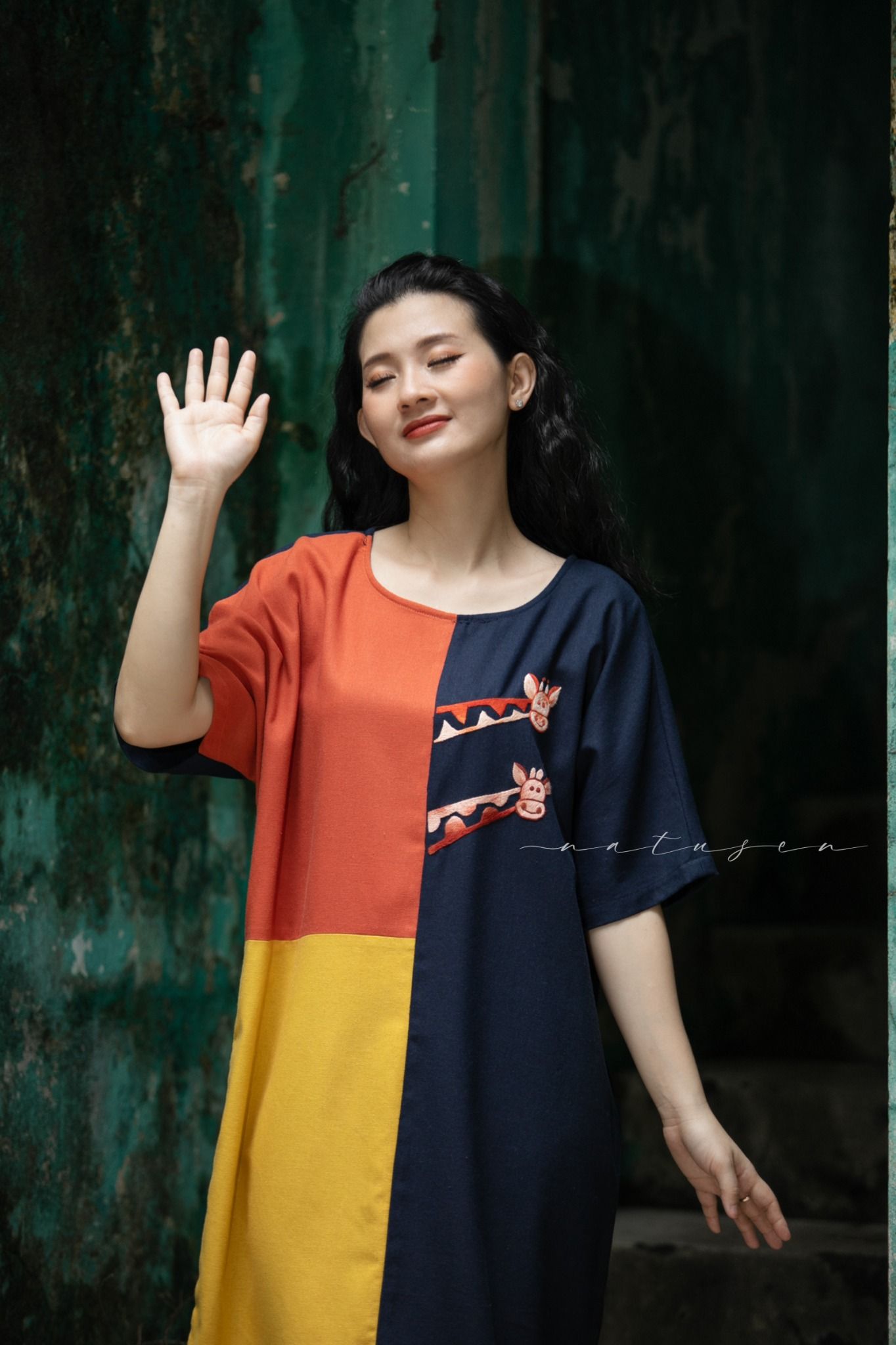 Đầm phối màu ColorBlock Safari thêu tay Hươu Đôi tay liền