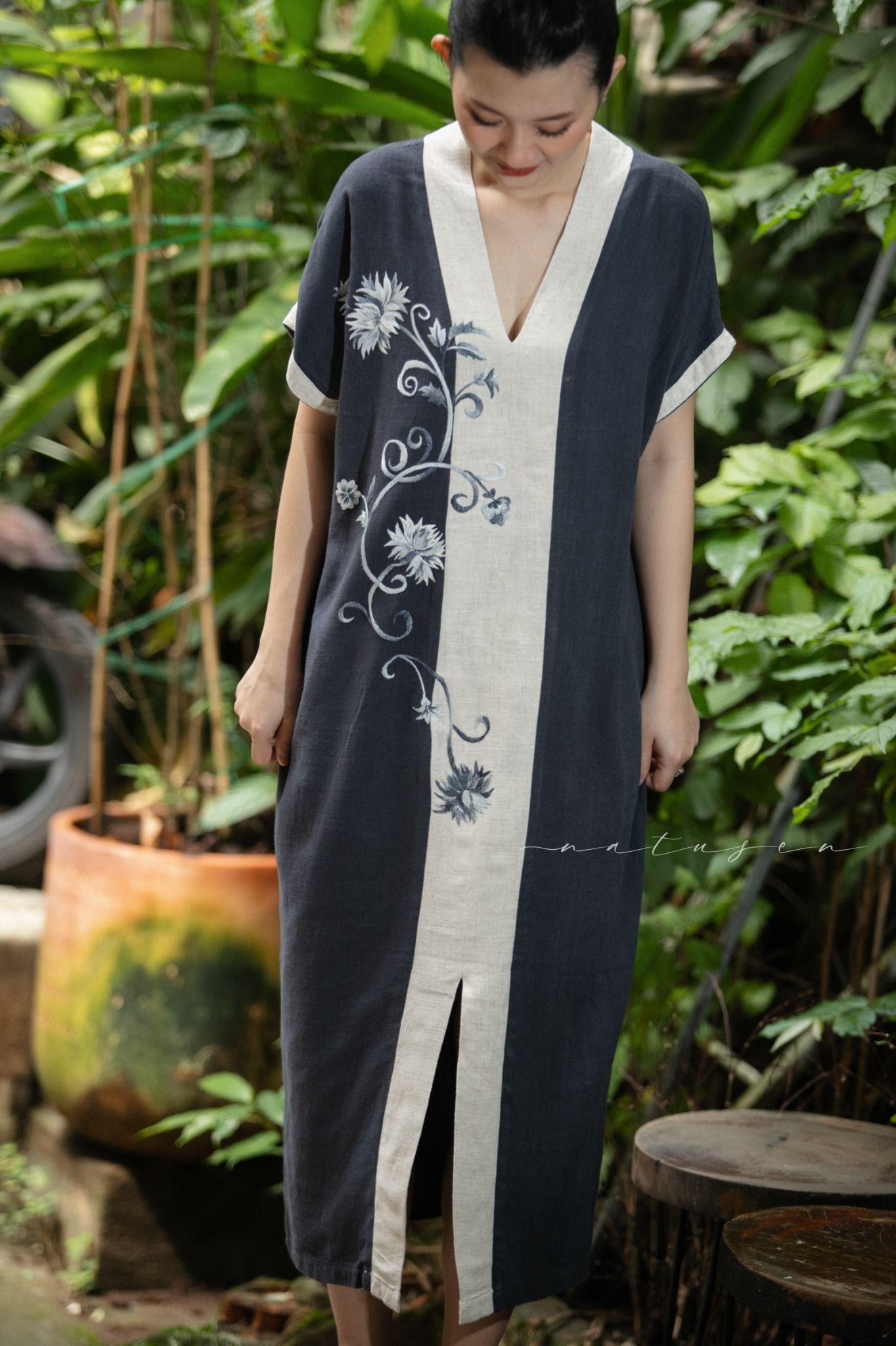 Đầm Yuna xám cổ be thêu tay Cúc Kim Mỹ